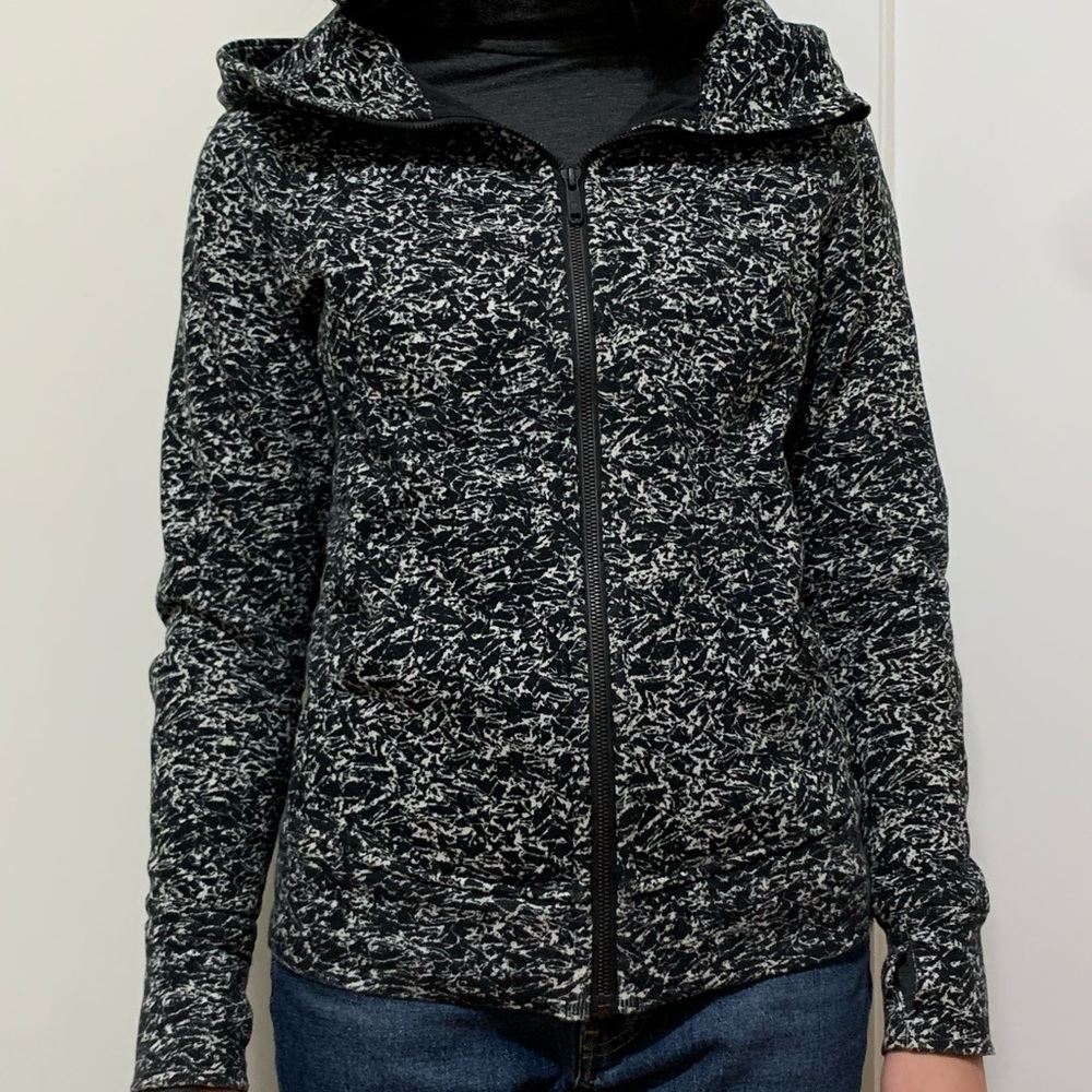 Gently worn Lululemon women’s scuba hoodie.